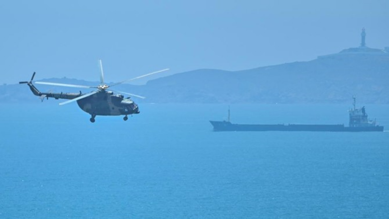 طائرة هليكوبتر عسكرية صينية تحلق فوق جزيرة بينغتان ، إحدى أقرب نقاط البر الرئيسي للصين من تايوان ، في مقاطعة فوجيان في 4 أغسطس 2022 قبل مناورات عسكرية ضخمة قبالة تايوان