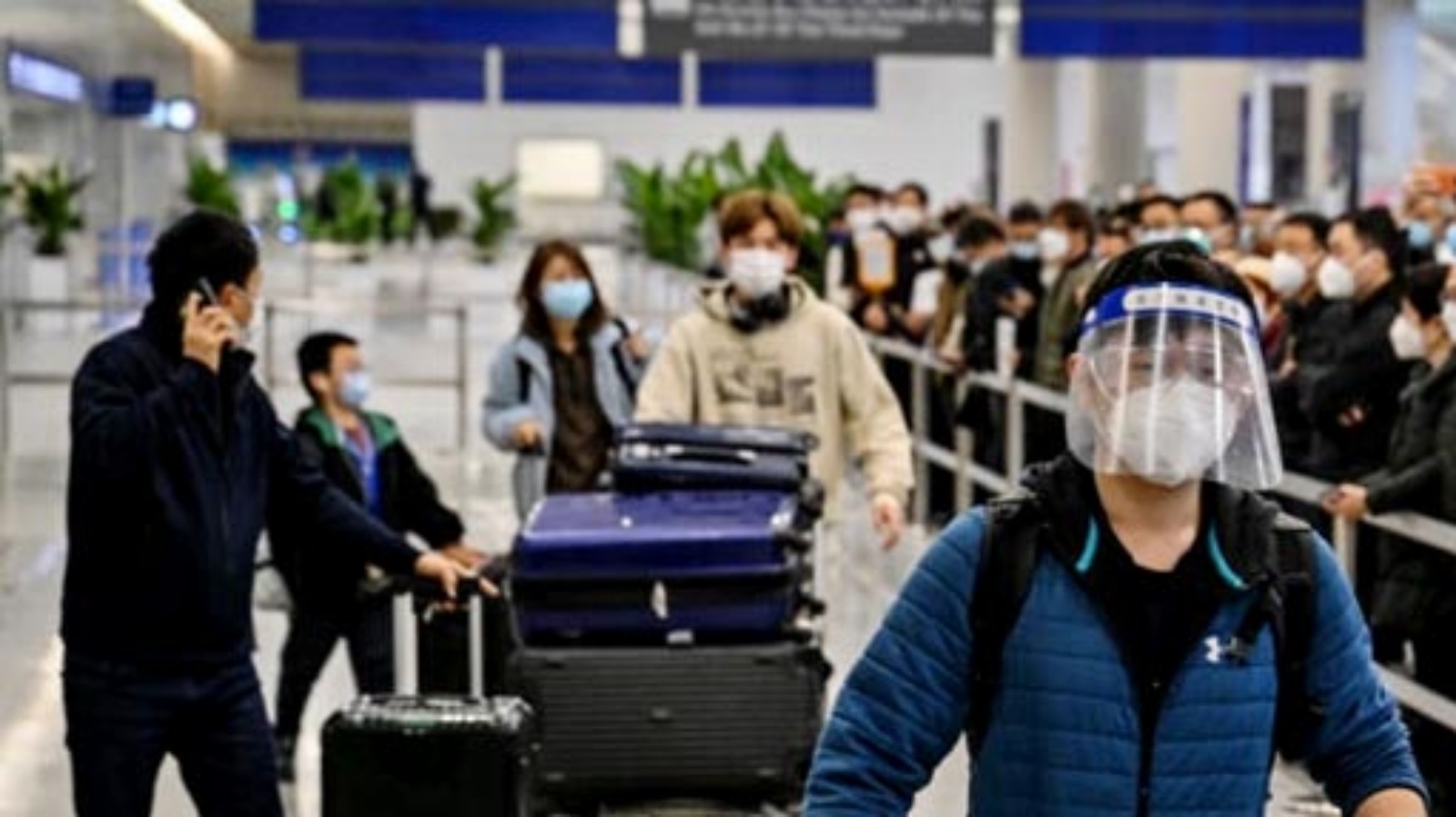 مسافرون في محطة وصول الرحلات الدولية في مطار بودونغ في شنغهاي، 8 يناير 2023. 