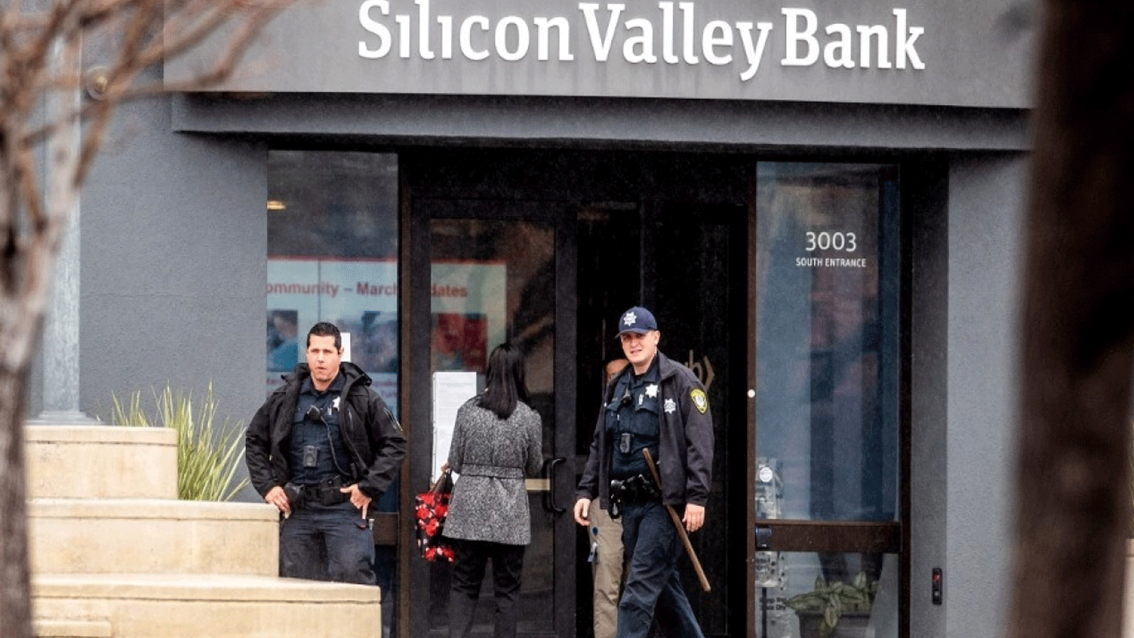 عملاء يقفون أمام مدخل بنك سيليكون فالي