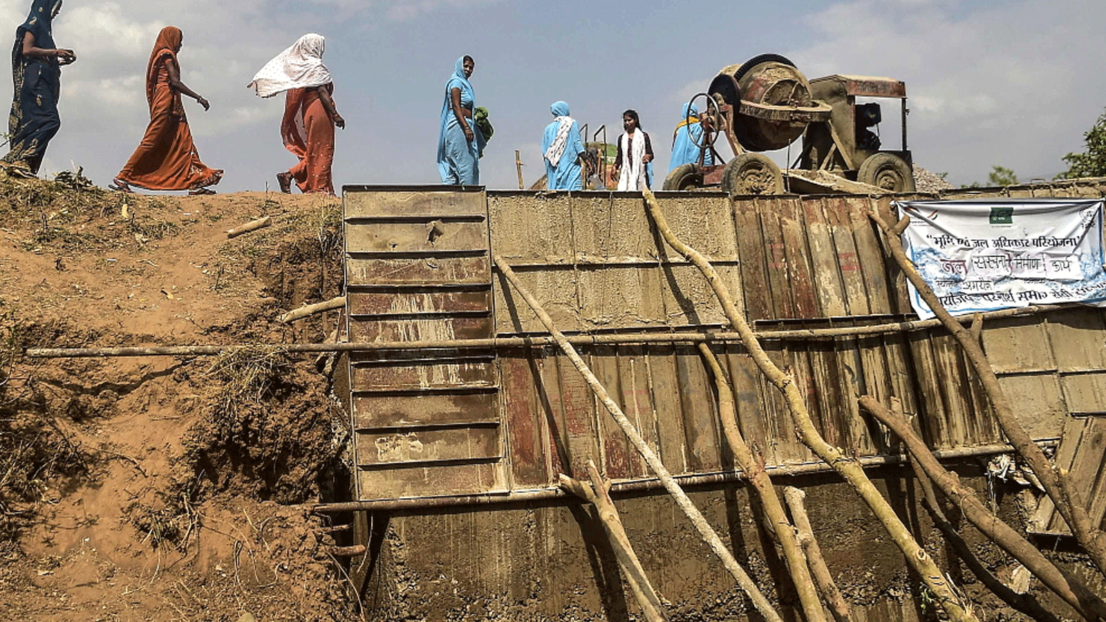 متطوعو Jal Saheli(جال ساهيلي) يشاركون في بناء سدّ على مجرى جاف