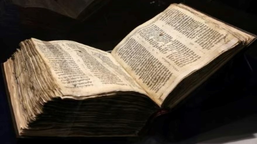 صورة التقطت في 22 آذار/مارس 2023 في متحف الشعب اليهودي في نل أبيب لمخطوطة ساسون من الكتاب المقدس اليهودي