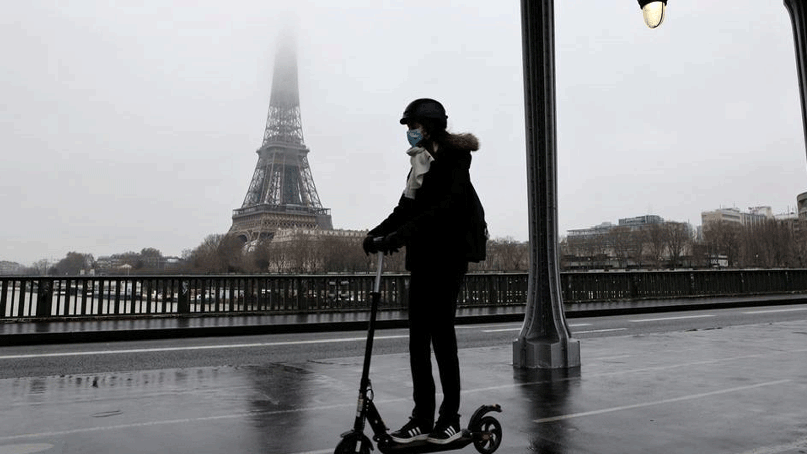 إحدى الدراجات الكهربائية البخارية (سكوتر) في باريس