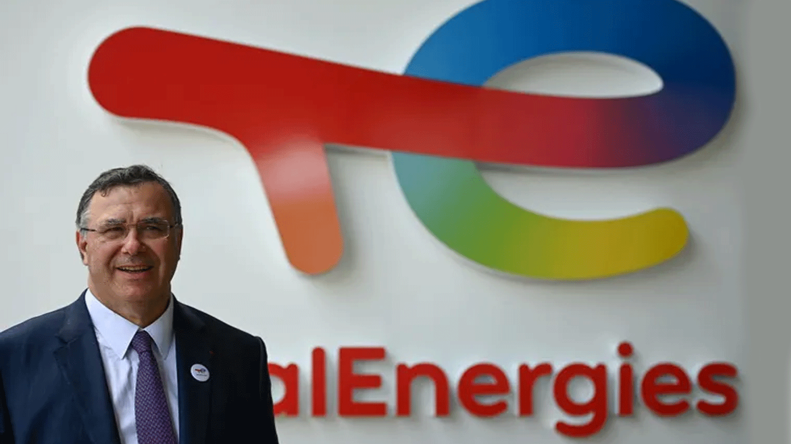 باتريك بويان، الرئيس التنفيذي لشركة Total، يقف أمام شعار TotalEnergies الجديد في 28 ايار\مايو 2021