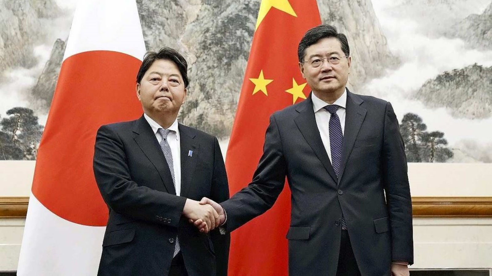 مصافحة بين وزيري الخارجية الصيني والياباني في بكين اليوم الأحد