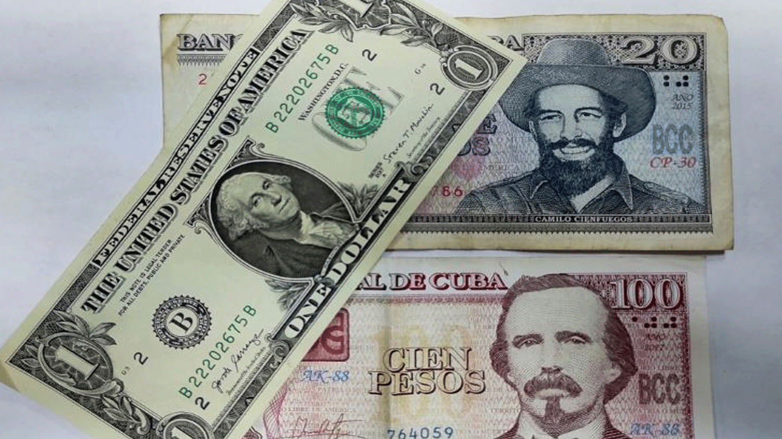 صورة أرشيفية للعملة الكوبية والدولار الأميركي