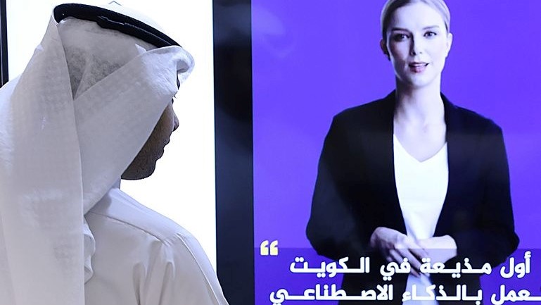 صحفي يشاهد مقطع فيديو تمهيديًا لمذيع منظمة العفو الدولية فداء على حساب تويتر الخاص بأخبار الكويت