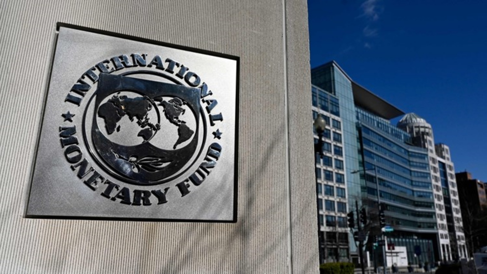 شعار صندوق النقد الدولي في واشنطن في 26 يناير 2022 
