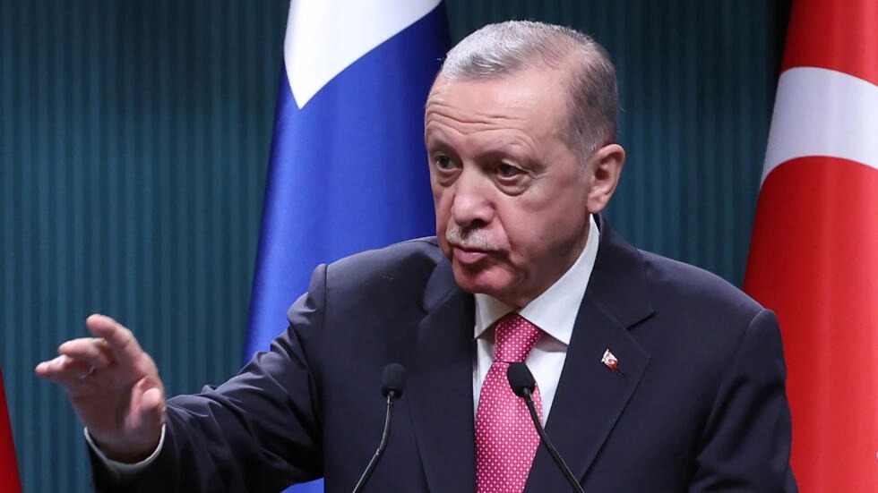 الرئيس التركي رجب طيب إردوغان خلال مؤتمر صحافي مشترك مع نظيره الفنلندي سولي نينيستو بعد اجتماع في أنقرة في 17 آذار/مارس 2023