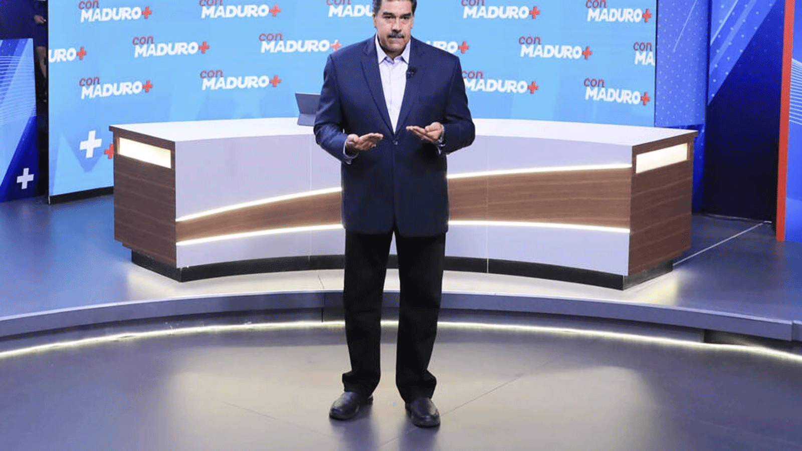 صورة نشرها قصر ميرافلوريس الرئاسي تُظهِر الرئيس الفنزويلي نيكولاس مادورو وهو يتحدث خلال البث الأول لبرنامجه التلفزيوني الجديد "كون مادورو" في 17 نيسان\أبريل 2023