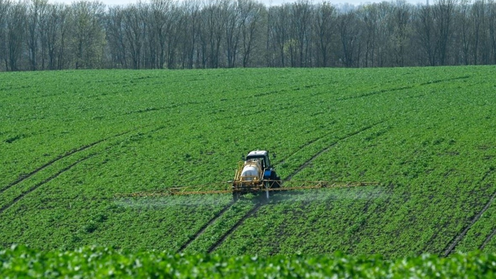 مزارع يرش الأسمدة في مزرعة بمنطقة كييف 19 أبريل 2023