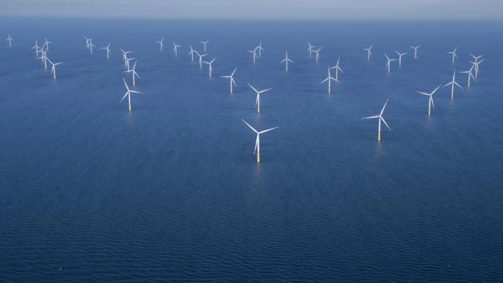 حقل لانتاج طاقة الرياح في بحر البلطيق شمال شرق جزيرة روغن في 16 يونيو 2022 في ألمانيا