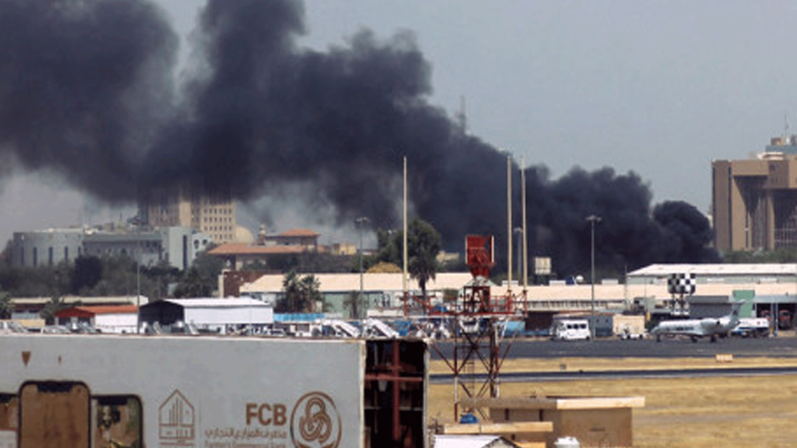 دخان كثيف فوق المباني المجاورة لمطار الخرطوم وسط اشتباكات في العاصمة السودانية