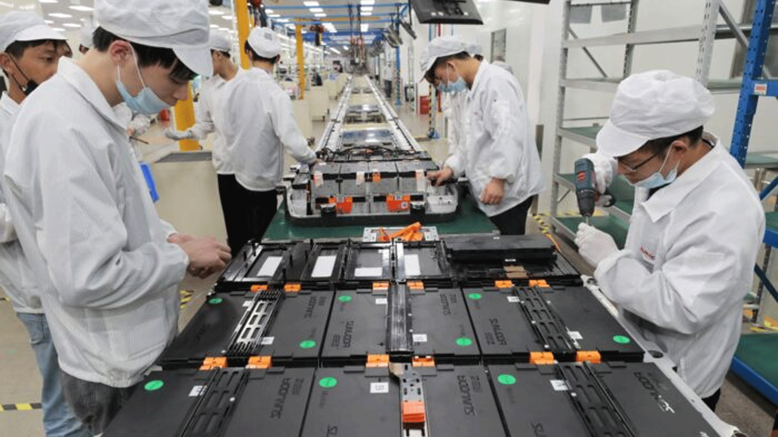 عمال في مصنع Xinwangda Electric Vehicle Battery Co. Ltd، في نانجينغ، الصين. 12 آذار\مارس 2021 