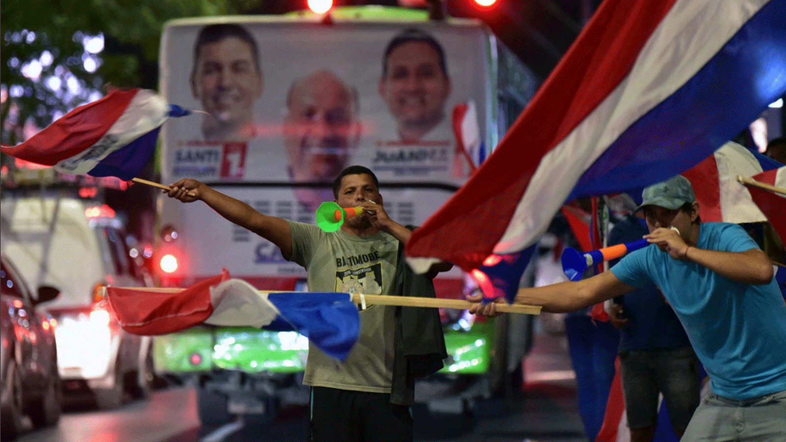 مواطنو باراغواي يلوحون بالأعلام الوطنية قبل الانتخابات العامة في أسونسيون