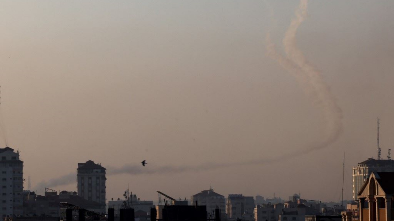 آثار دخان شوهدت في غزة خلال إطلاق صواريخ من القطاع باتجاه إسرائيل 2 مايو 2023