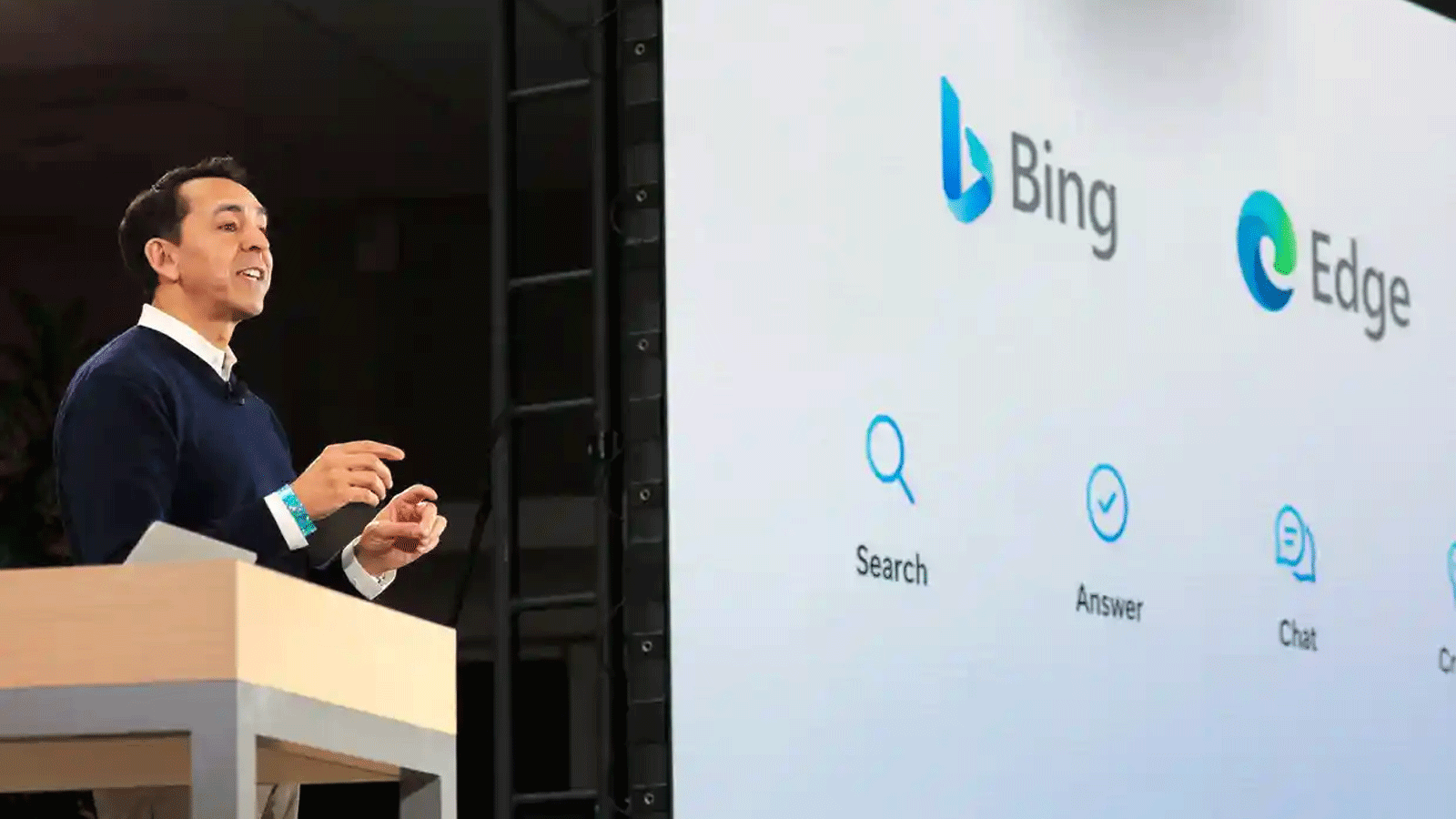 صورة أرشيفية ليوسف مهدي خلال إعلانه عن تكامل ChatGPT مع Bing في Microsoft في ريدموند، واشنطن