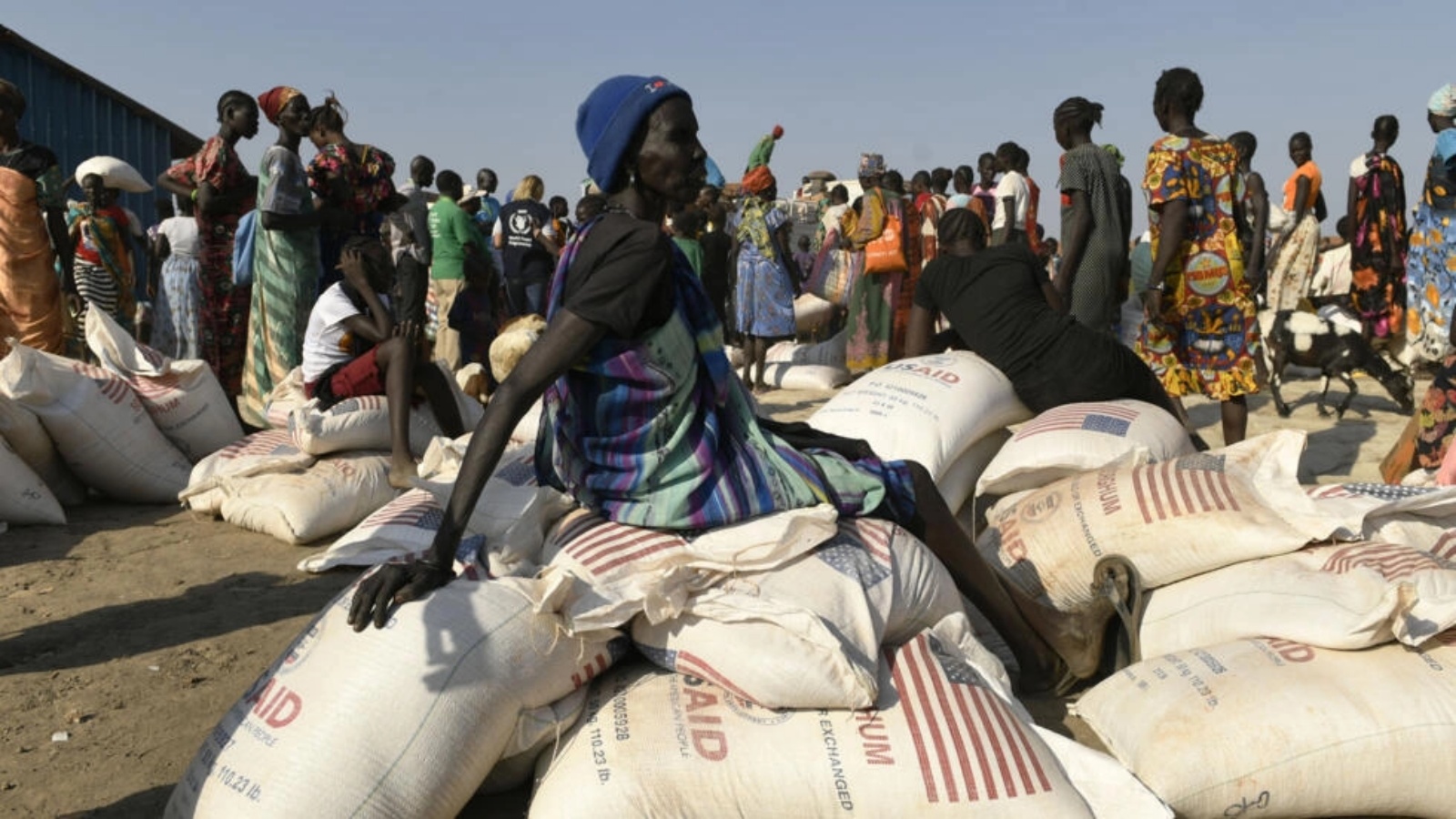 توزيع مواد غذائية في مخيم للنازحين في بنتيو في السودان في 06 فبراير 2023 