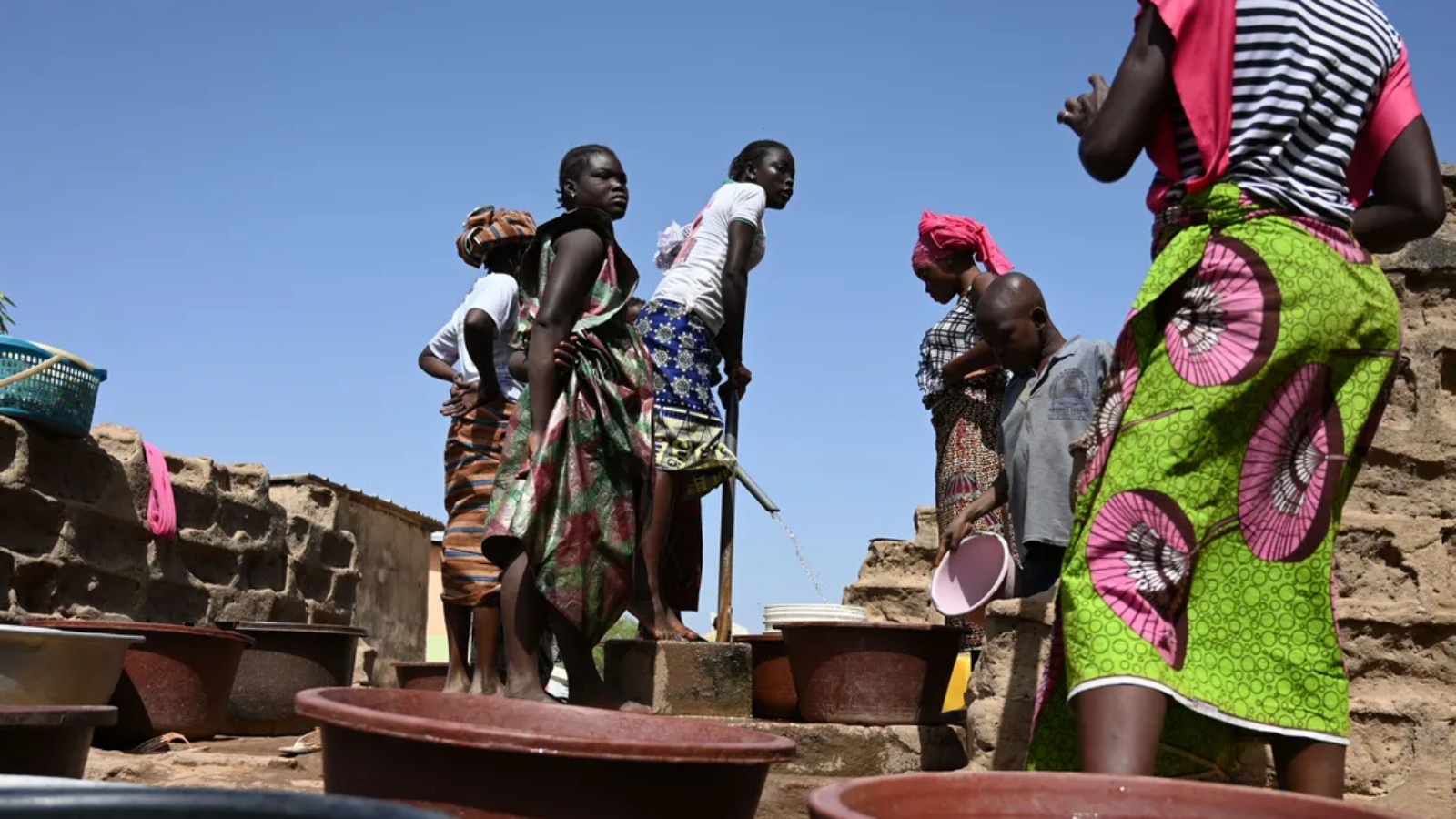 يعيش أفارقة ظروفا صعبة من جراء الحروب في القارة. أرشيفية