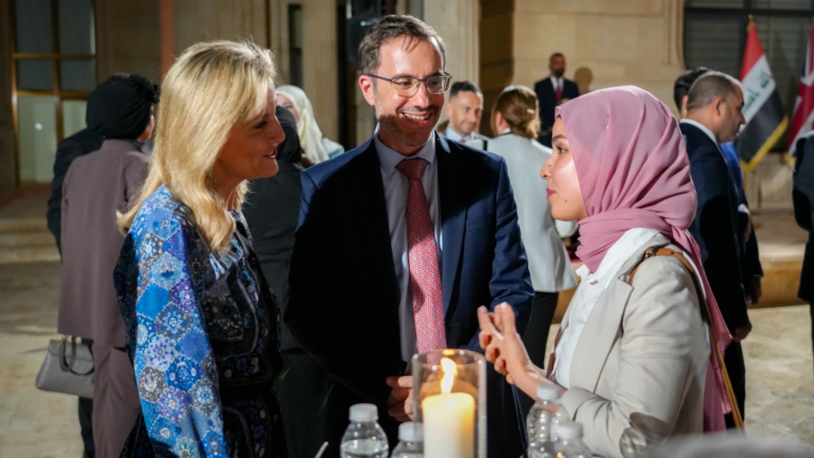 دوقة إدنبرة مع إحدى الفتيات العراقيات - (الصور من موقع العائلة الملكية البريطانية)