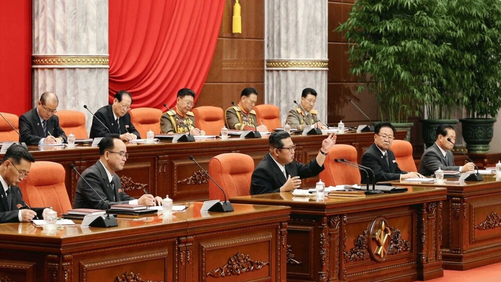 صورة أرشيفية لزعيم كوريا الشمالية كيم جونغ، وسط الصورة، يحضر الاجتماع العام الرابع للجنة المركزية الثامنة لحزب العمال الكوري. 27 كانون الأول\ديسمبر 2021