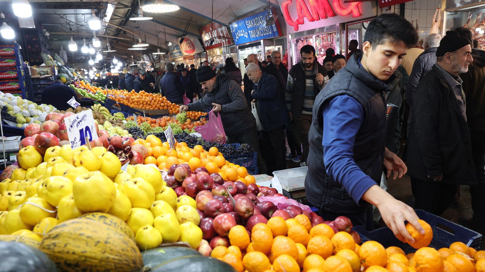زبائن يشترون الخضار والفواكه في سوق عام بحي أولوس التاريخي في أنقرة، تركيا