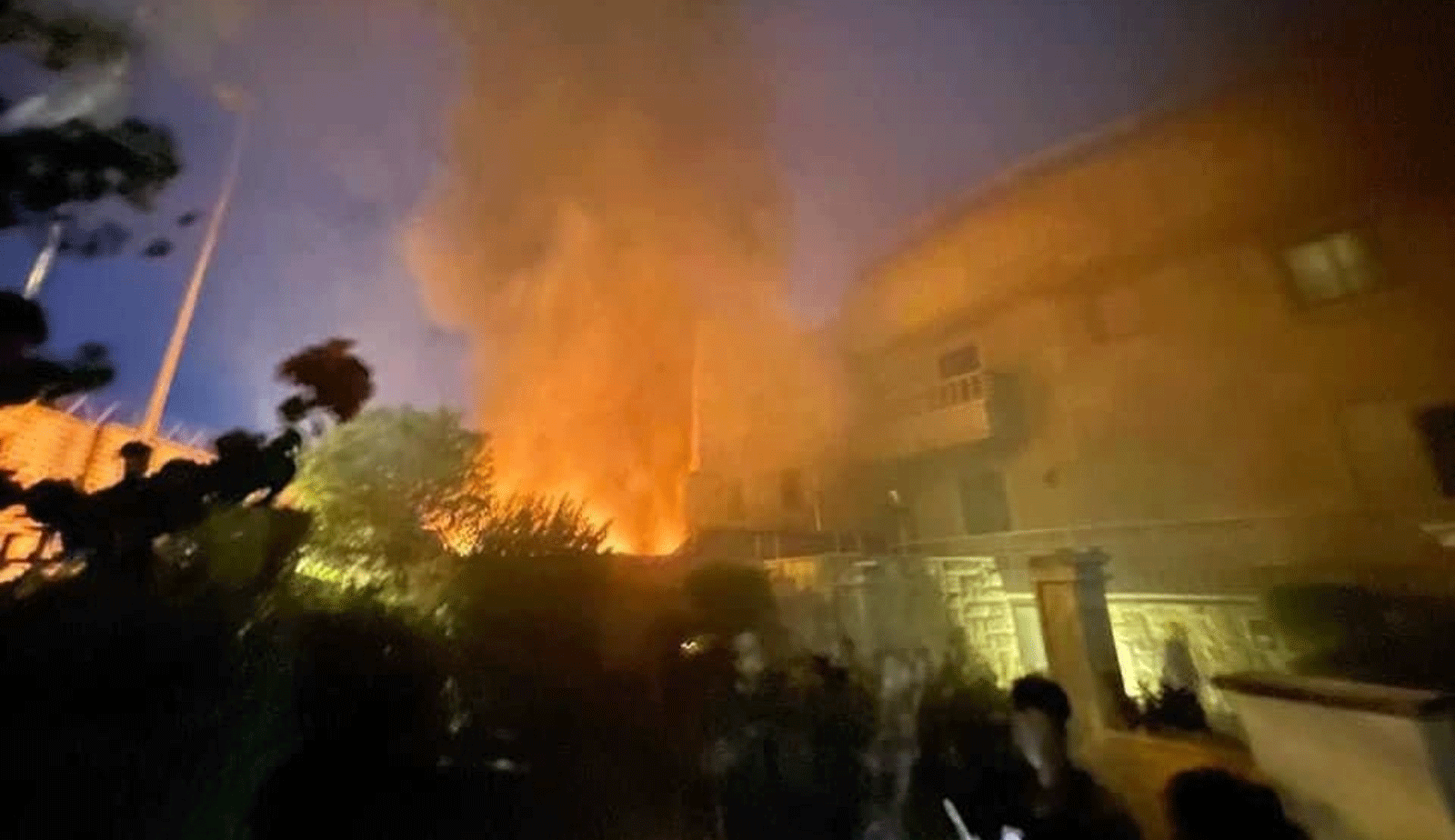 النيران تشتعل في مبنى السفارة السويدية في بغداد فجر الخميس 20 تموز\يوليو 2023 اثر اقتحام محتجين على حرق القرآ والعلم العراقي امام سفارة العراق في ستوكهولم (تويتر)