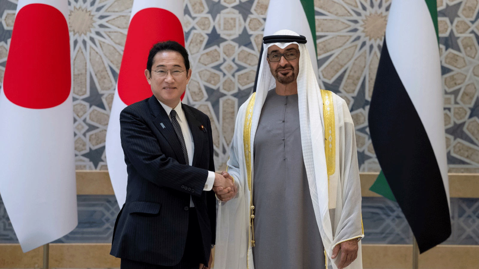 مصافحة بين الرئيس الإماراتي الشيخ محمد بن زايد آل نهيان ورئيس وزراء اليابان فوميو كيشيدا