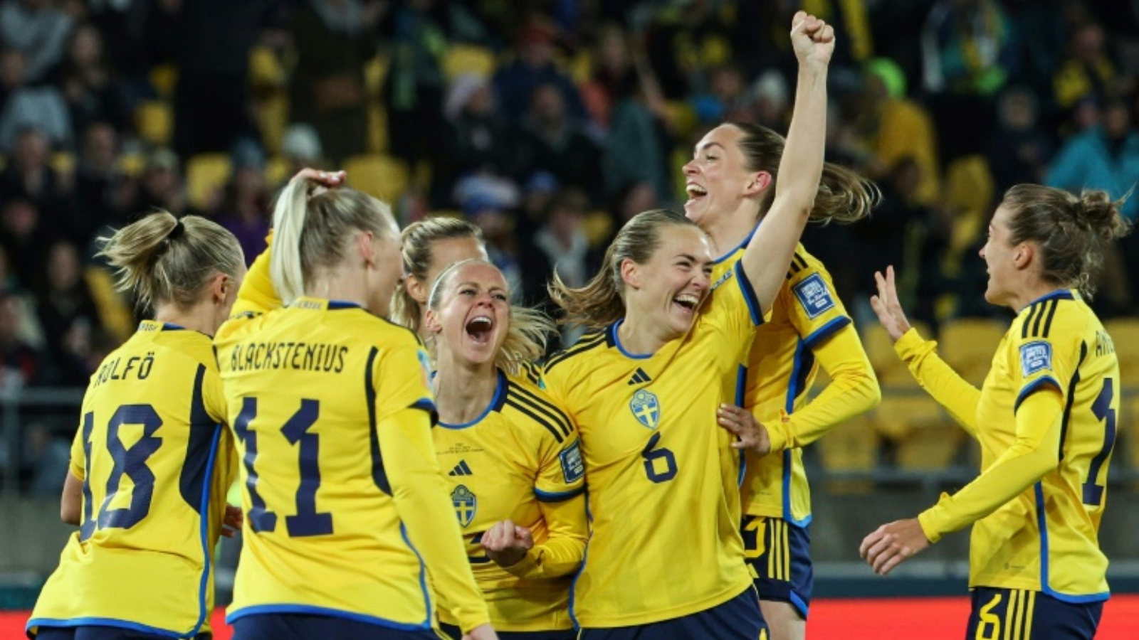 لاعبات السويد يحتفلن بهدف أماندا ايليستيد (رقم 13، وسط) في مرمى ايطاليا ضمن دور المجموعات من كأس العالم للسيدات في كرة القدم في ويلينغتون، نيوزيلندا في 29 يوليو 2023