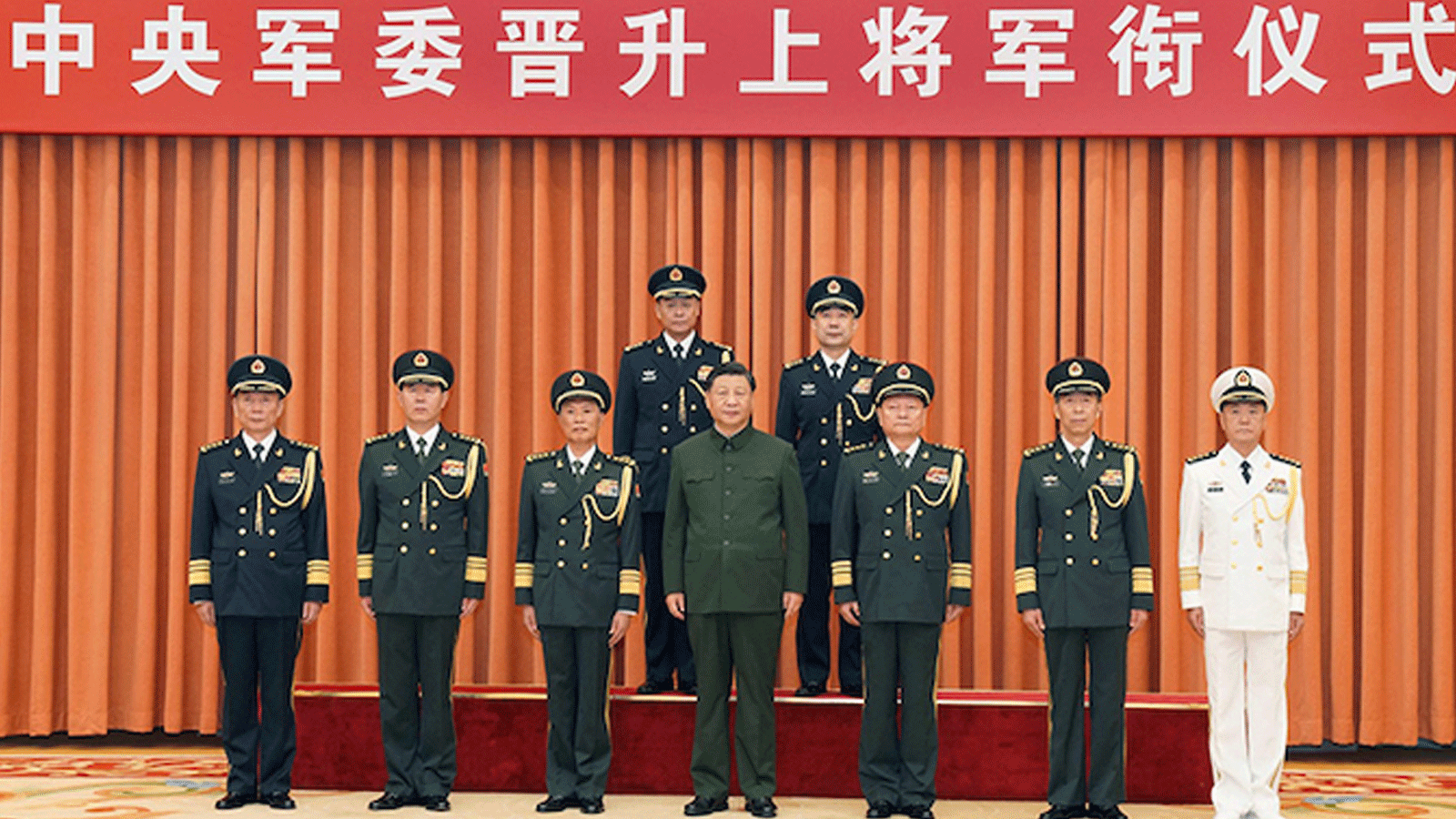 الرئيس الصيني شي جينبينغ، بصفته رئيسًا للجنة العسكرية المركزية، قدم يوم الاثنين شهادات ترتيب لترقية قائد القوة الصاروخية وانغ هوبين والمفوض السياسي شو شي شنغ إلى رتبة جنرال