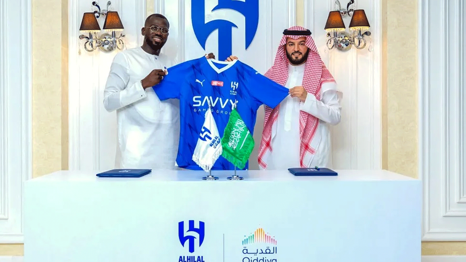 السنغالي كاليدو كوليبالي (يسار) يقف لالتقاط صورة في ملعب الهلال بالرياض بعد توقيع عقد لمدة ثلاث سنوات مع النادي السعودي