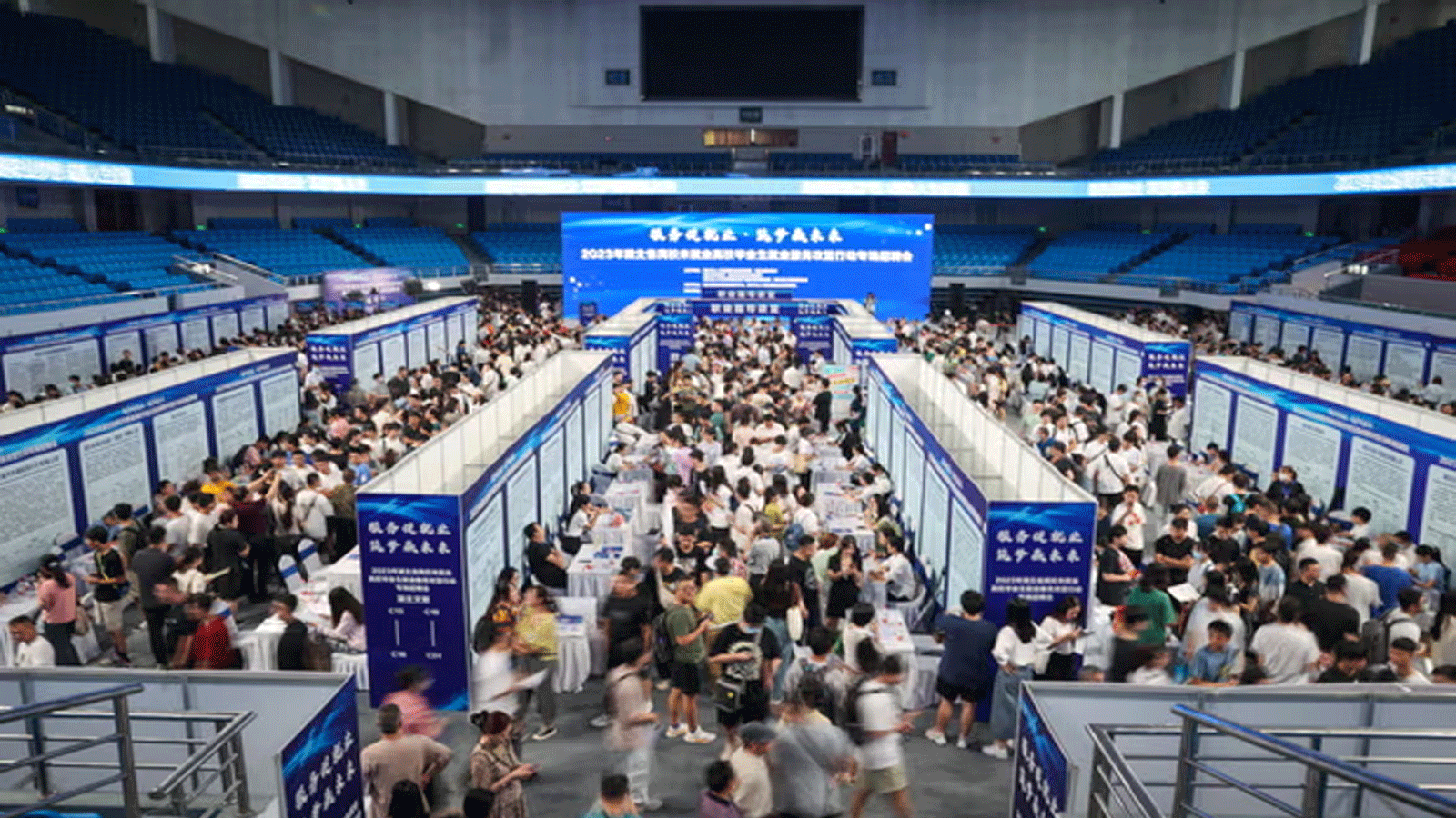 خريجو الجامعات يحضرون معرض الوظائف في ووهان، الصين، الأسبوع الماضي