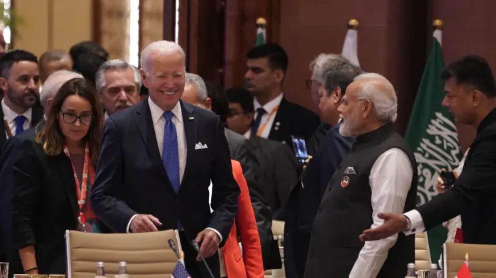الرئيس الأميركي جو بايدن (في الوسط) ورئيس الوزراء الهندي ناريندرا مودي (في اليمين) يصلان لحضور الجلسة الأولى لقمة قادة مجموعة العشرين في نيودلهي في 9 سبتمبر 2023