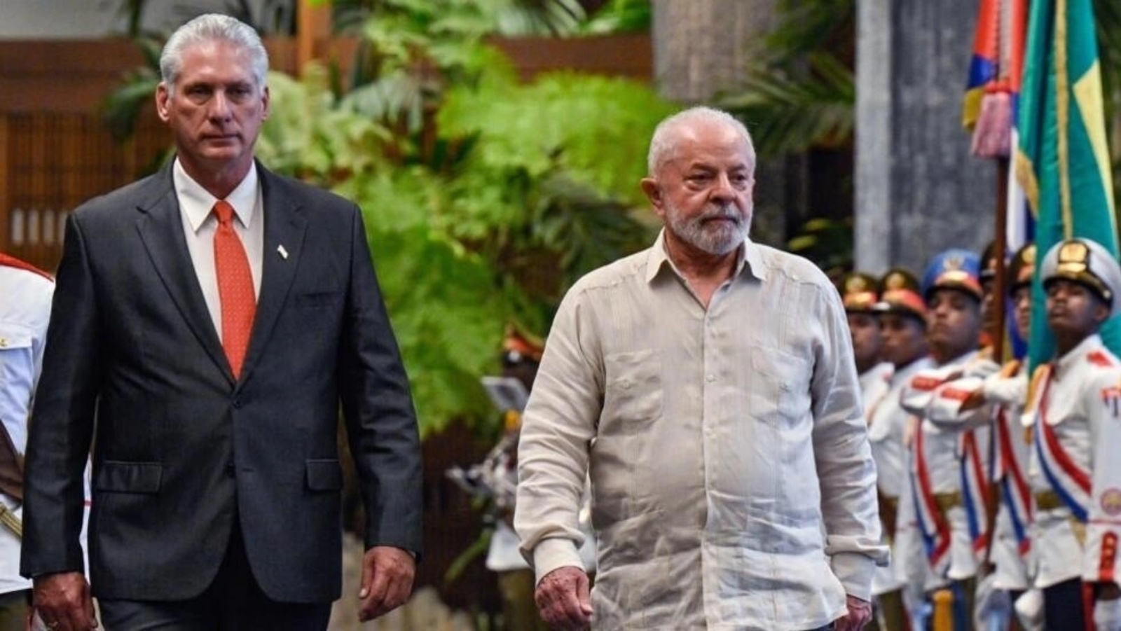 الرئيسان الكوبي ميغيل دياز كانيل (يسار) والبرازيلي لويس إيناسيو لولا دا سيلفا لدى وصولهما إلى قصر الثورة في هافانا في 16 سبتمبر 2023 لحضور قمة مجموعة الـ