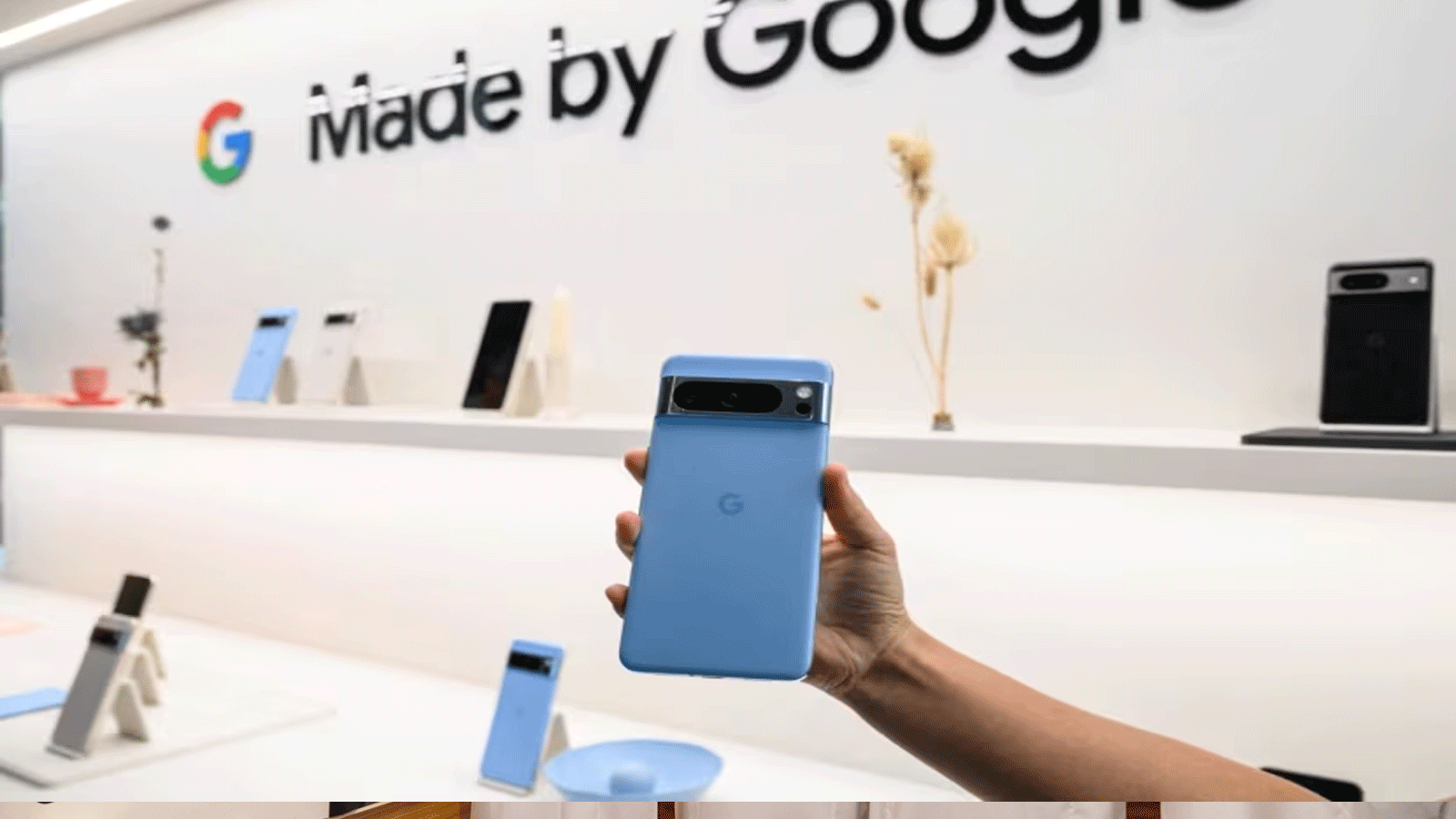 عرض هاتف Google Pixel 8 pro أثناء حدث إطلاق المنتج لهواتف Google Pixel 8 وPixel 8 pro وPixel Watch 2 وسماعات الأذن Pixel Buds Pro، في نيويورك في 4 أكتوبر(تشرين الأول) 2023