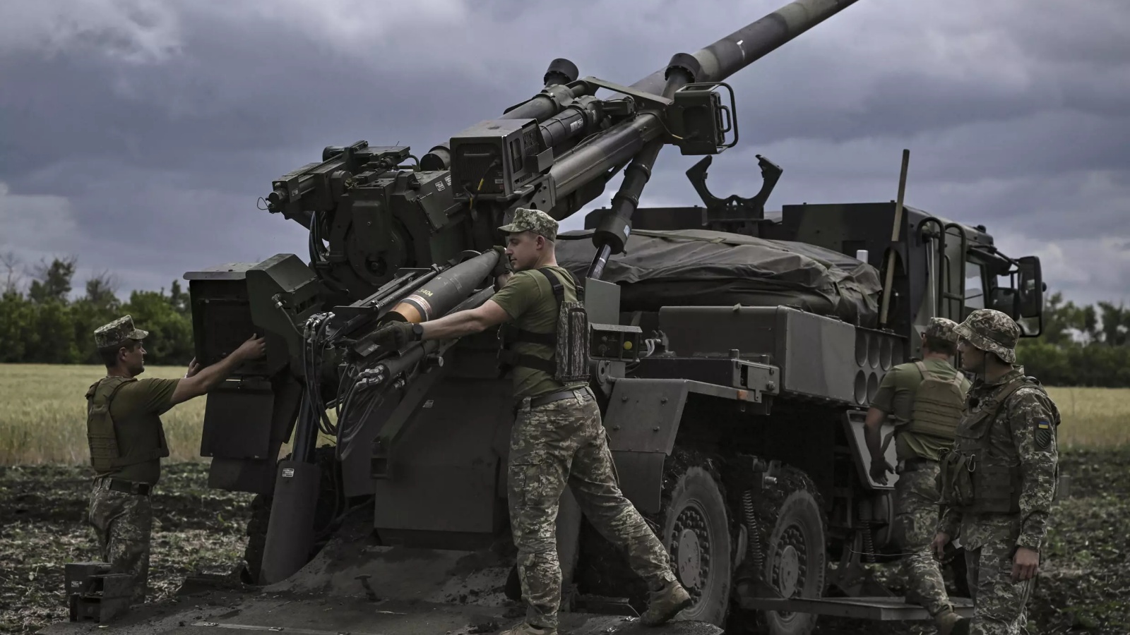 في موقع سري على خط المواجهة في شرق أوكرانيا، أطلق جنود من وحدة مدفعية اللواء 55 ثلاث قذائف من مدفع هاوتزر من طراز قيصر