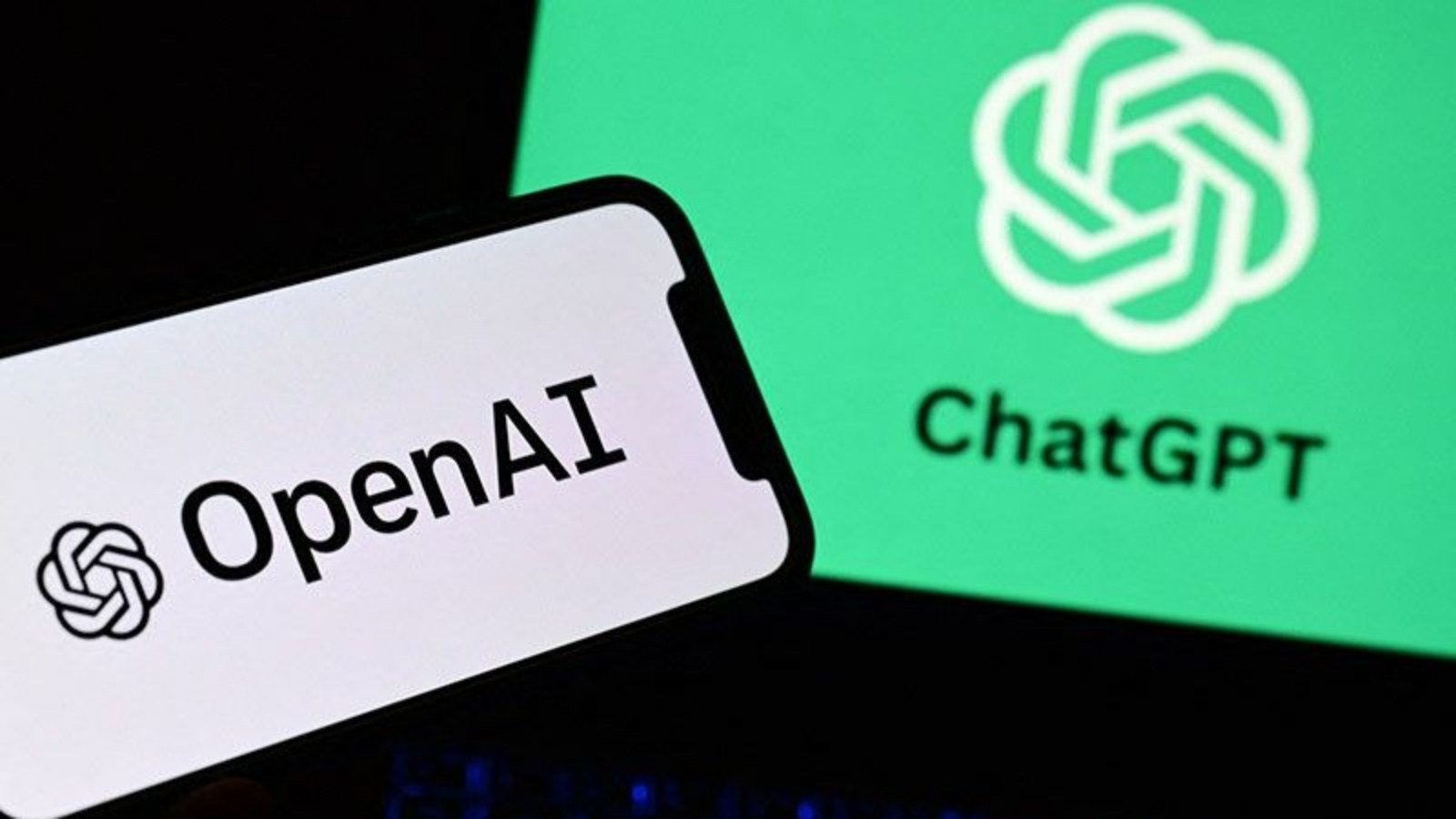 صورة تم التقاطها في 4 أكتوبر 2023 في مانتا، بالقرب من تورينو، هاتفًا ذكيًا وجهاز كمبيوتر محمول يعرضان شعار روبوت ChatGPT بواسطة مختبر أبحاث OpenAI