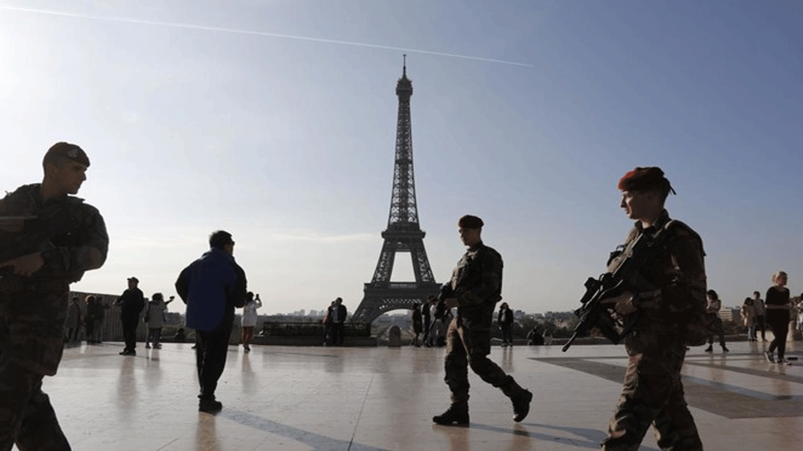 صورة أرشيفية تم التقاطها في 23 أبريل\نيسان 2017 تُظهِر جنودًا فرنسيين من عملية “Operation Sentinelle” يقومون بدورية أمام برج إيفل في باريس