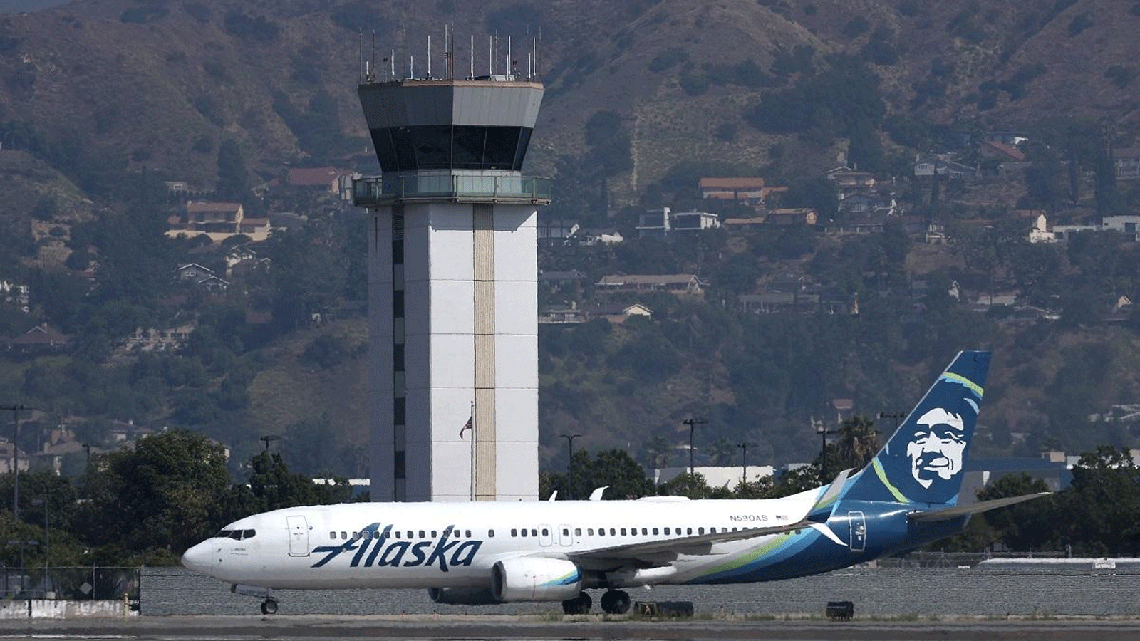 طائرة خطوط ألاسكا الجوية، التي كانت تقل 80 راكبًا، تهبط بسلام في بورتلاند بولاية أوريغون