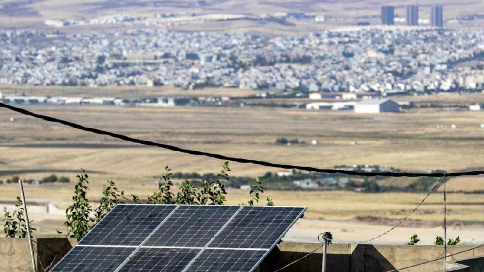 صورةالتقطت في 19 سبتمبر 2023 لألواح للطاقة الشمسية على سطح أحد المنازل في قرية هزار ميرد الجبلية الواقعة جنوب مدينة السليمانية في إقليم كردستان العراق