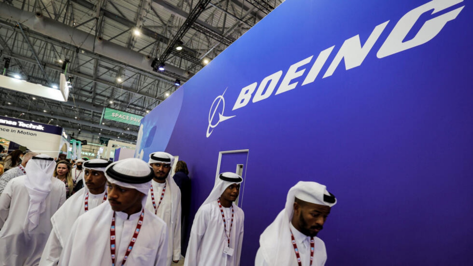 رواد خليجيون يسيرون أمام جناح شركة بوينغ الأميركية خلال معرض دبي للطيران في مطار آل مكتوم الدولي في دبي في 13 نوفمبر 2023 