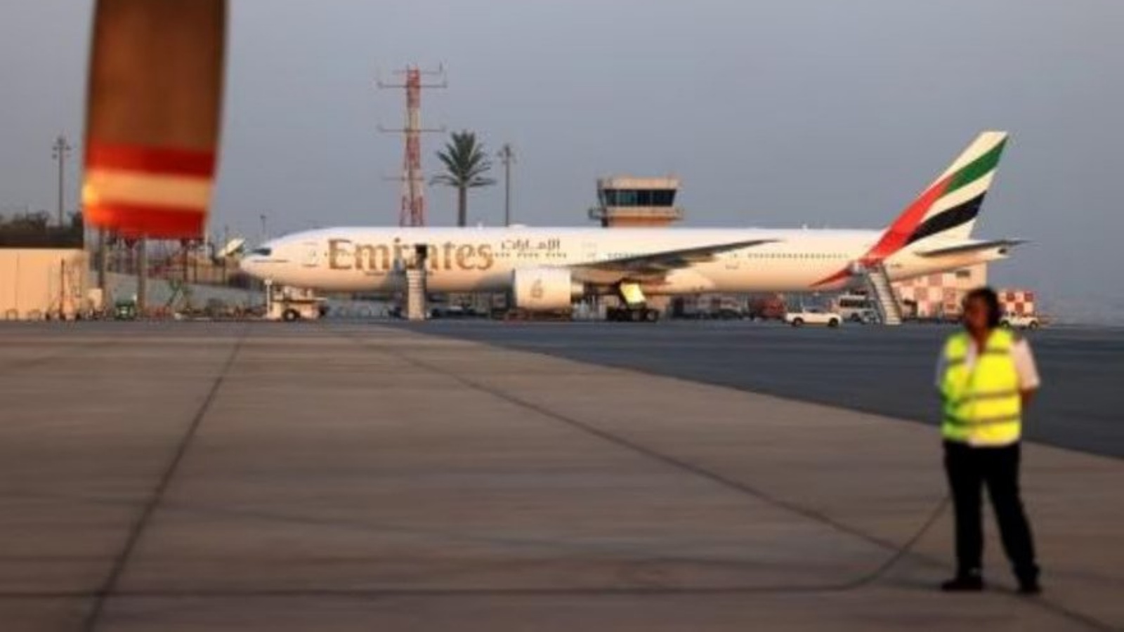 طائرة تابعة لشركة طيران الإمارات متوقفة على مدرج مطار دبي الدولي في 17 أكتوبر 2023