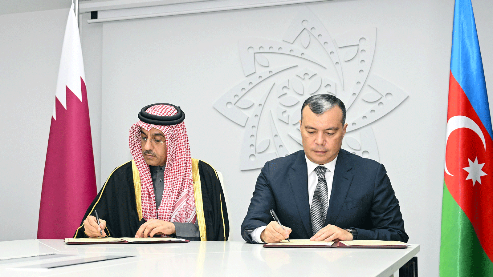 وزيرا العمل الأذربيجاني والقطري يوقعان مذكرة تفاهم لتعزيز التعاون في مجالات العمل(وكالة الأنباء القطرية)