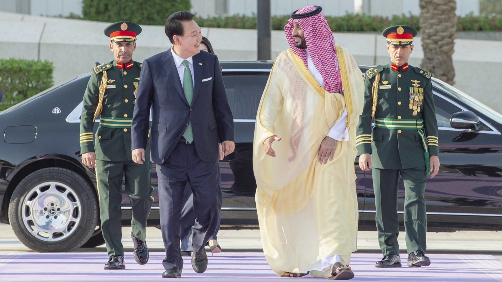 ولي العهد السعودي الأمير محمد بن سلمان مستقبلاً الرئيس الكوري يون سيوك يول في الرياض أكتوبر الماضي (واس) 