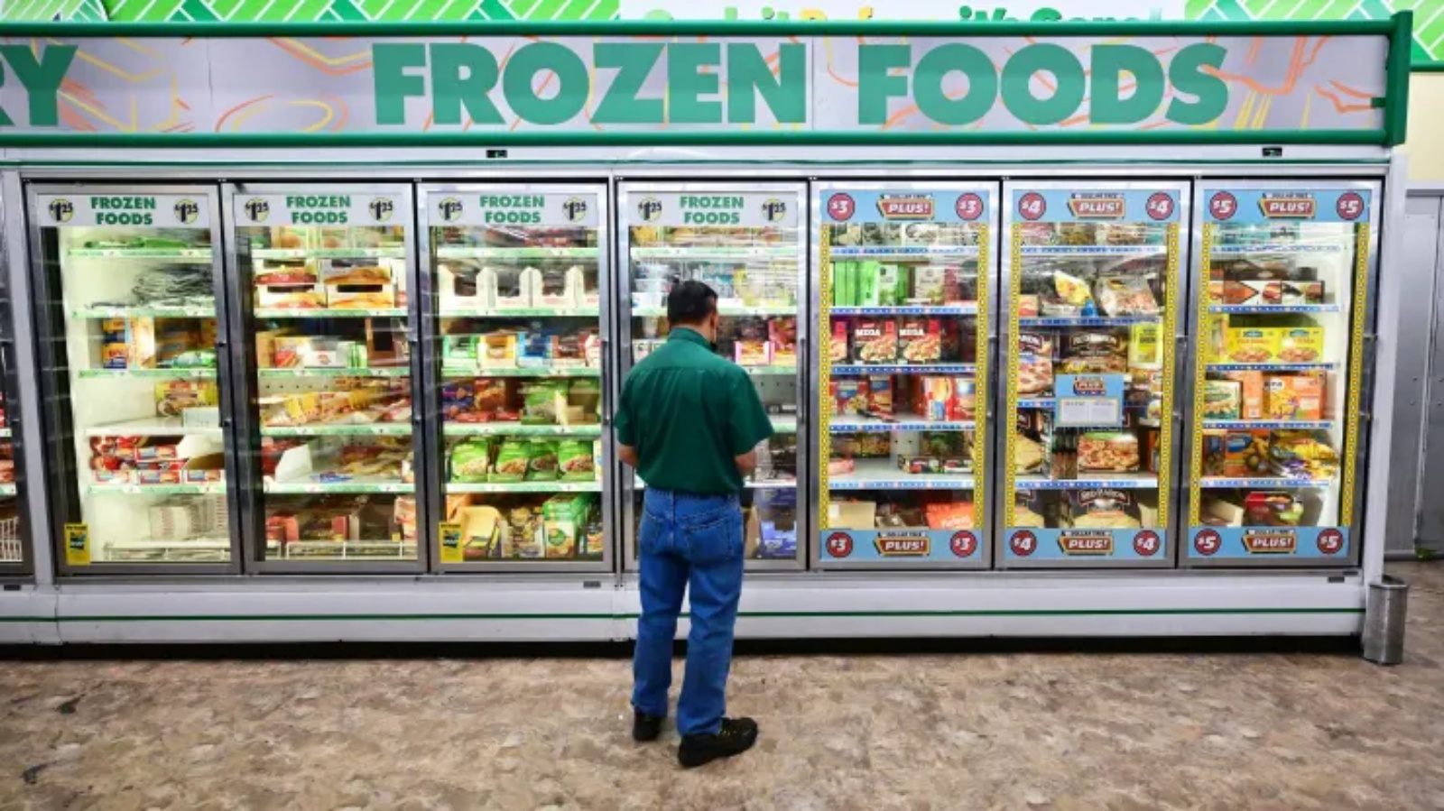 رجل ينظر إلى الأطعمة المجمدة المعروضة للبيع في متجر دولار، كاليفورنيا في 23 أغسطس 2022.