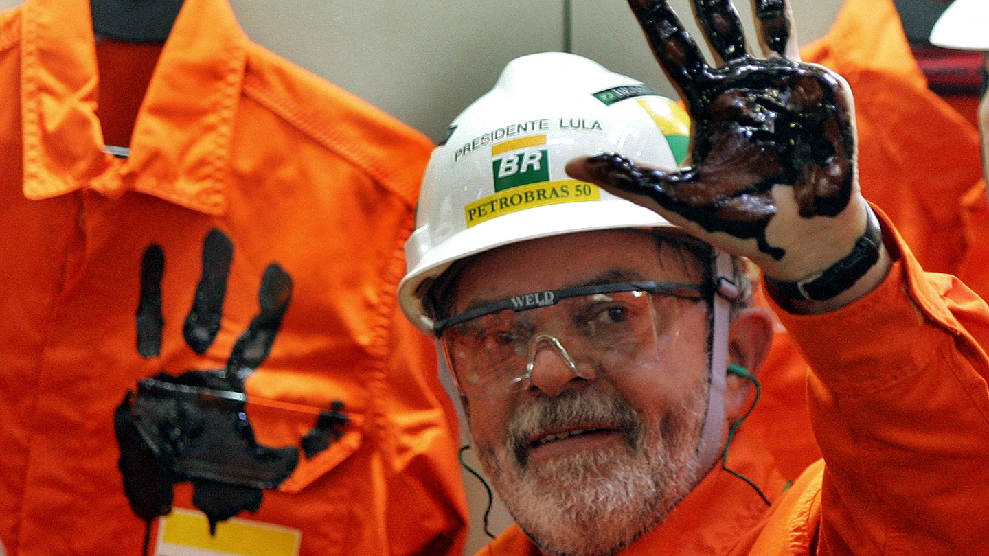 الرئيس البرازيلي لويس إيناسيو لولا دا سيلفا وصورة داخل منصة نفطية تعود إلى العام 2010 إبان ولايته الرئاسية الأولى 