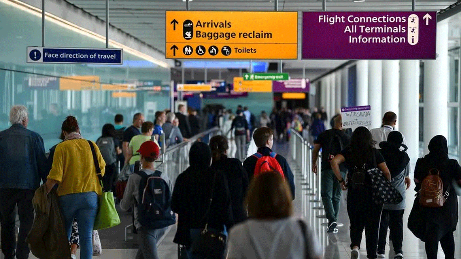 لقطة لحركة المسافرين في المبنى رقم 2 داخل مطار هيثرو البريطاني