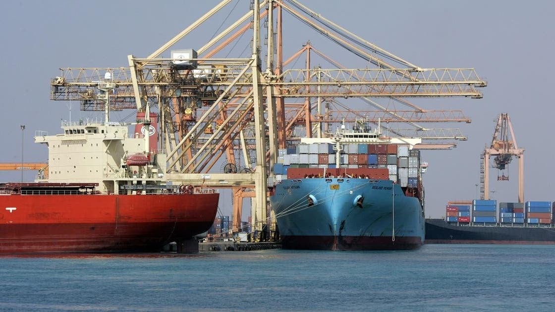 رافعات تقوم بتفريغ الحاويات من سطح السفن في ميناء جدة الإسلامي