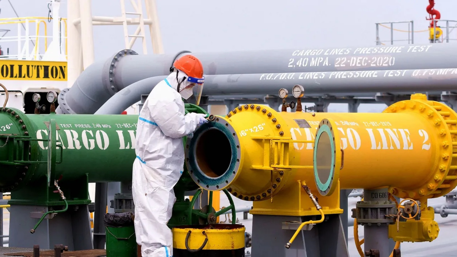 ناقلة نفط تحمل النفط الخام في مقاطعة شاندونغ شرقي الصين