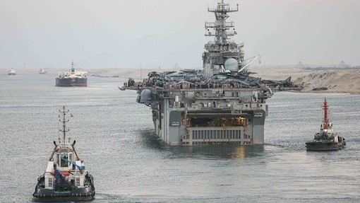 تظهر الصورة سفينة الهجوم البرمائية USS Bataan وهي تعبر قناة السويس في مصر