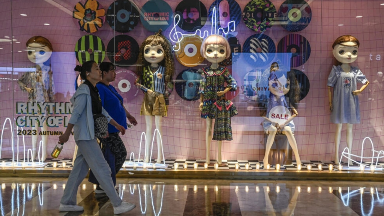 متجر ملابس في مركز تسوق في العاصمة الصينية بكين في 11 أغسطس 2023 